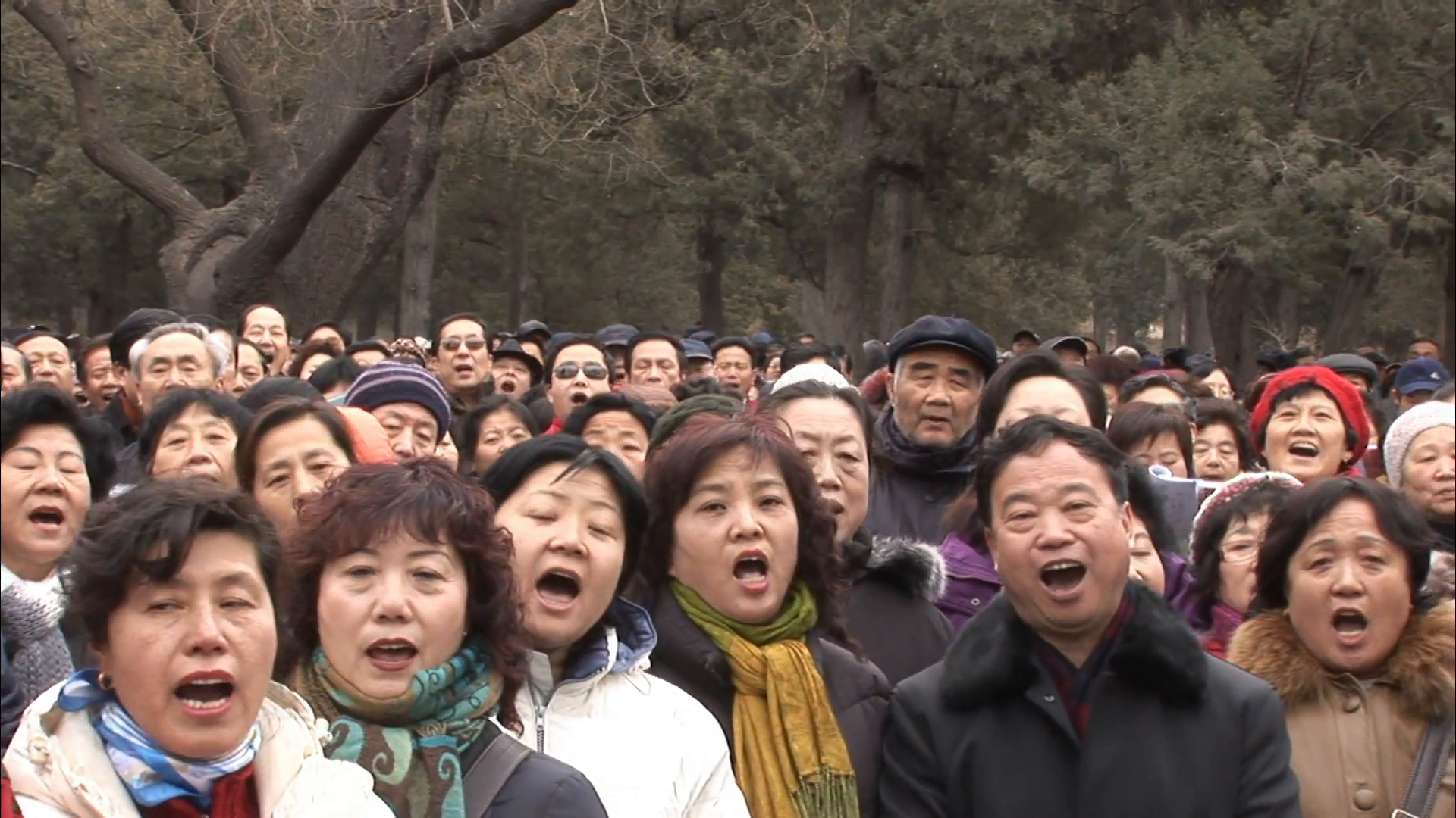 chinese-crowd-singing-traditional-song_brgvtlrcd__F0000