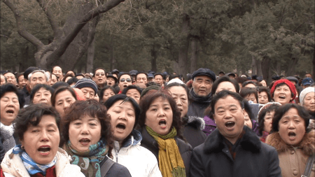 chinese-crowd-singing-traditional-song_brgvtlrcd__F0000